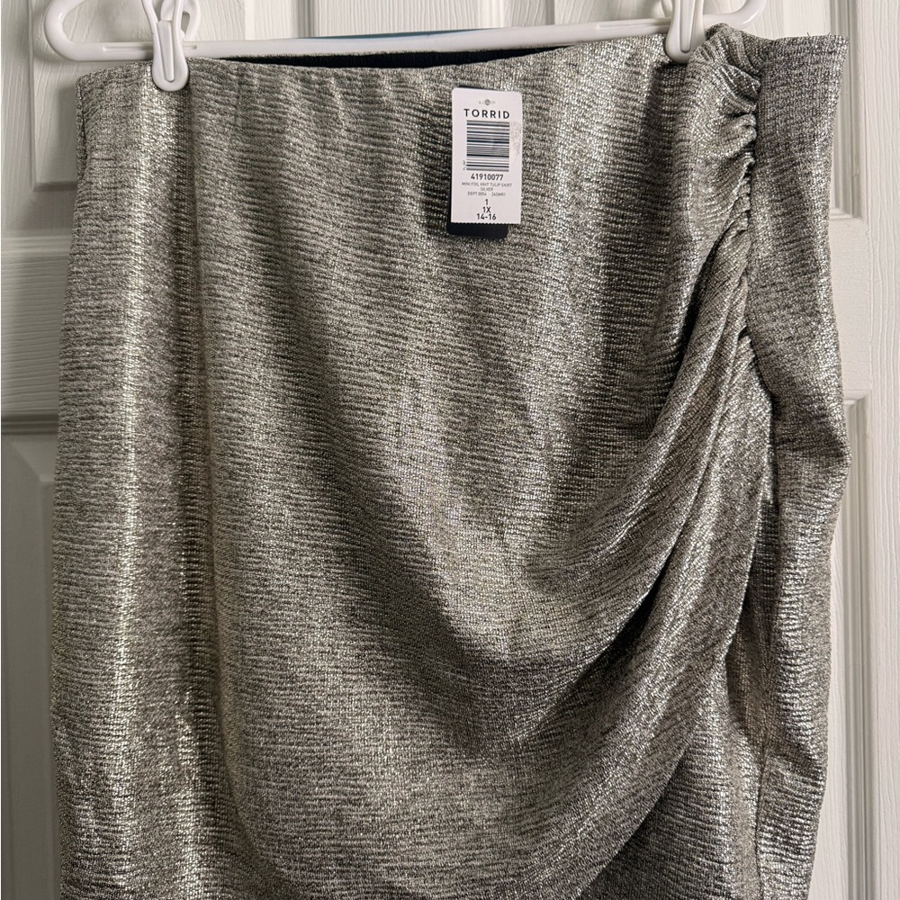 Torrid Metallic Tulip Style Skirt- Size 1 (16-18)